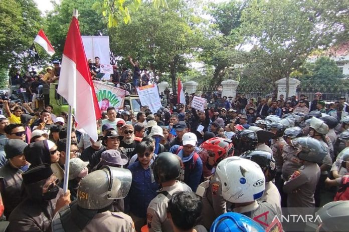 Attachment for Rumah Koordinator Demo Bupati Pati Dibakar, Siapa Pelakunya?