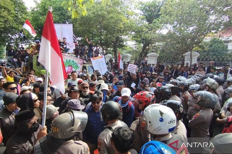 Rumah Koordinator Demo Bupati Pati Dibakar, Siapa Pelakunya?