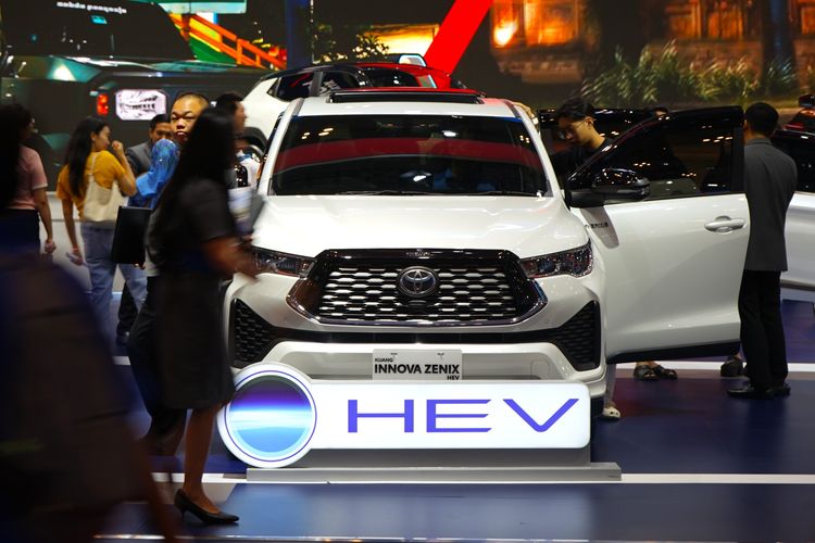 Harga Baterai Mobil Listrik: Wuling Air EV vs Toyota Innova Zenix