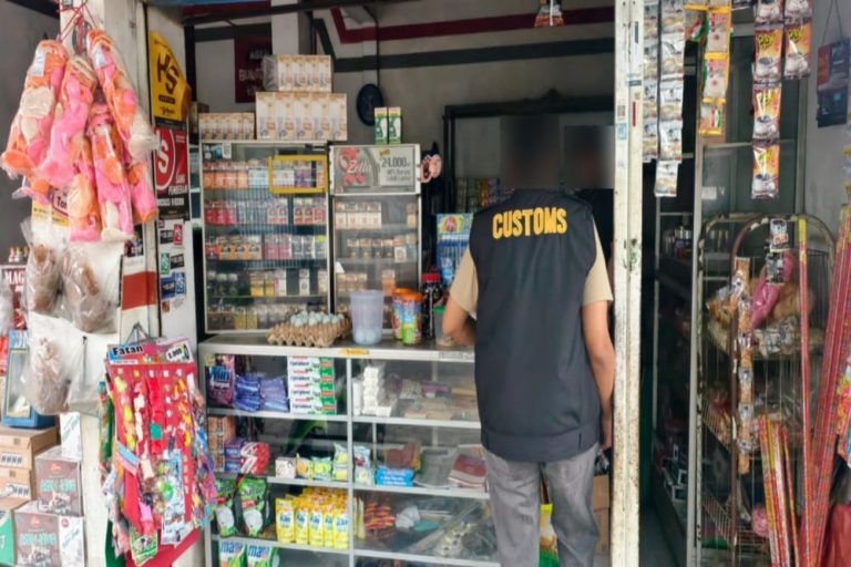 Bersihkan Rokok Ilegal, Bea Cukai Malang Kunjungi Toko Kelontong