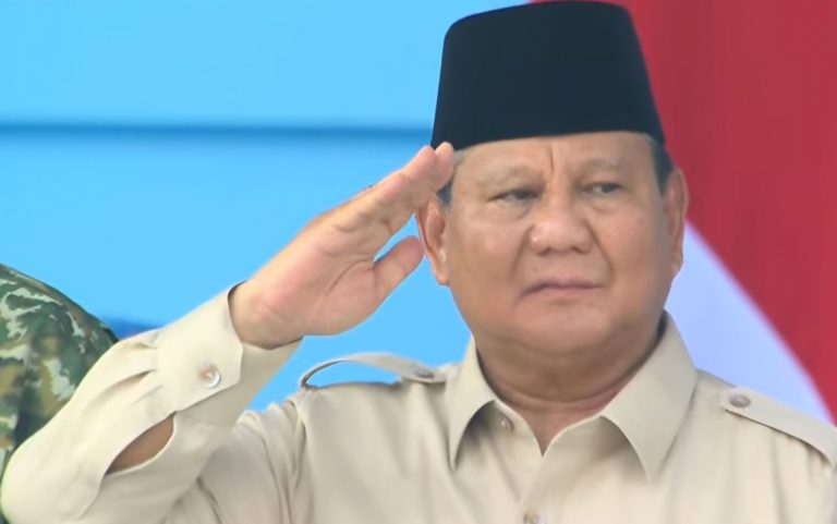 Prabowo Hormati TNI Saat Tonton Defile HUT Ke-80 di Monas