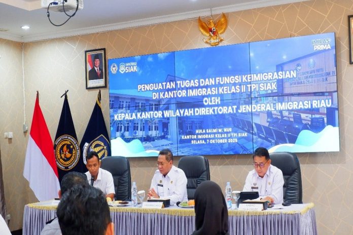 Attachment for ASN Imigrasi Siak Dapat Peningkatan Layanan PRIMA dari Kakanwil Riau