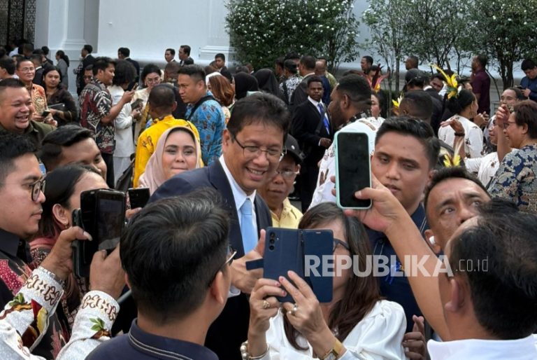 Menteri Keuangan Purbaya Jadi Incaran Selfie Warga Papua di Istana Jakarta