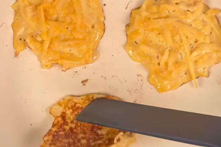 Hanya Dua Bahan, Ini Cara Membuat Apple Fritters Sehat untuk Sarapan atau Camilan Anak
