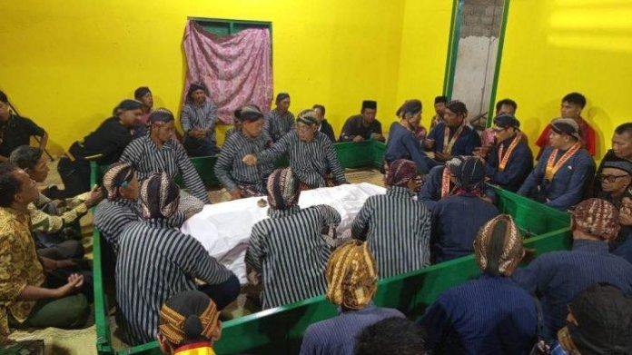 Attachment for 30 Simbol di Pembukaan Cupu Panjolo Gunungkidul, Ada Gambar Wayang Narodo