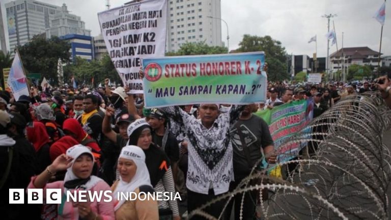 Guru Honorer SMAN 10 Makassar Dipecat Usai Protes Politik di Grup WA