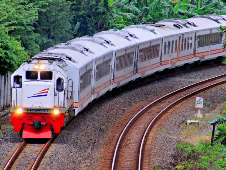 Kereta Jenazah PB XIII Ditarik Ribuan Abdi Dalem, Penghormatan Akhir untuk Raja Mataram