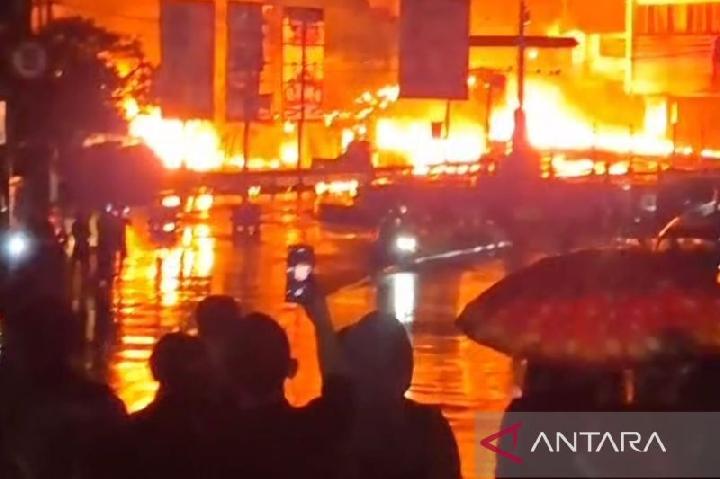 Truk BBM Terguling di Cianjur, Picu Kebakaran Mengerikan