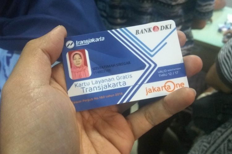 Pembuatan Kartu Transportasi Gratis di CFD, Warga Antre Berjam-jam