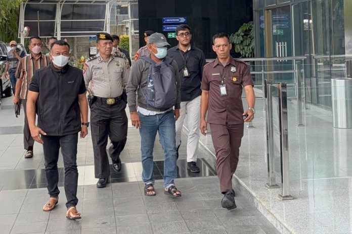 Attachment for Bupati Ponorogo Tiba di KPK dengan Masker dan Baju Hitam