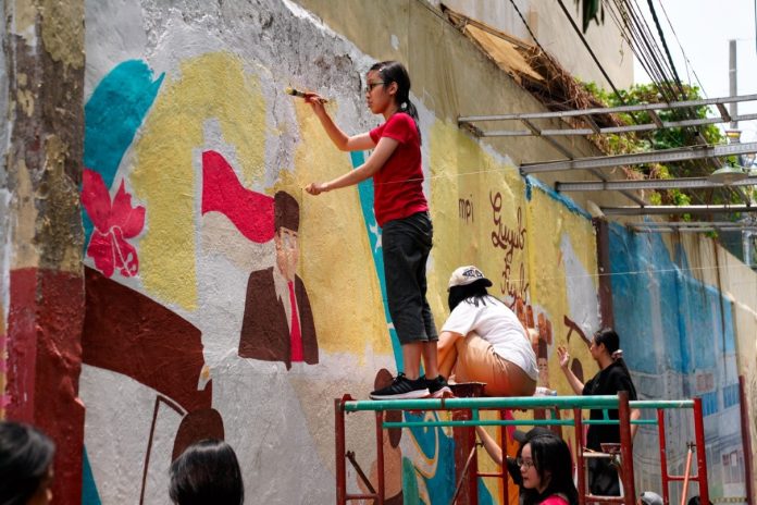 Attachment for Hari Pahlawan: UC Ajak Warga Surabaya Hidup Sehat dengan Tempe dan Mural