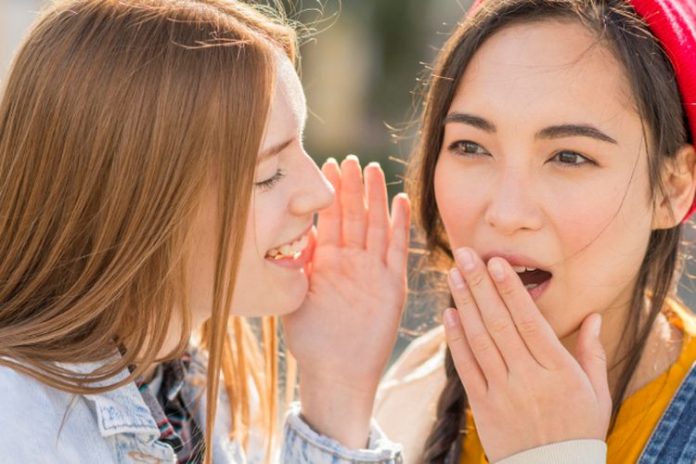 Attachment for Mengapa Orang Suka Bergosip? Ini 10 Alasan Psikologis Mereka Mengatakan Hal Buruk tentang Orang Lain