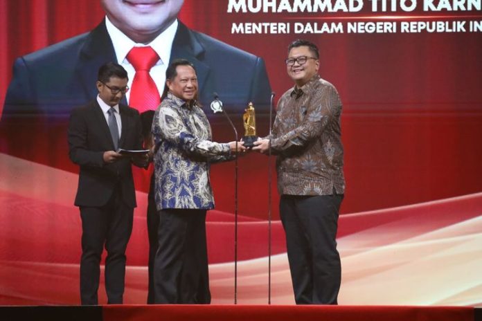Attachment for Pemimpin Hebat Jaga Sinergi Pusat-Daerah, Mendagri Dapat Penghargaan Indonesia Kita Awards