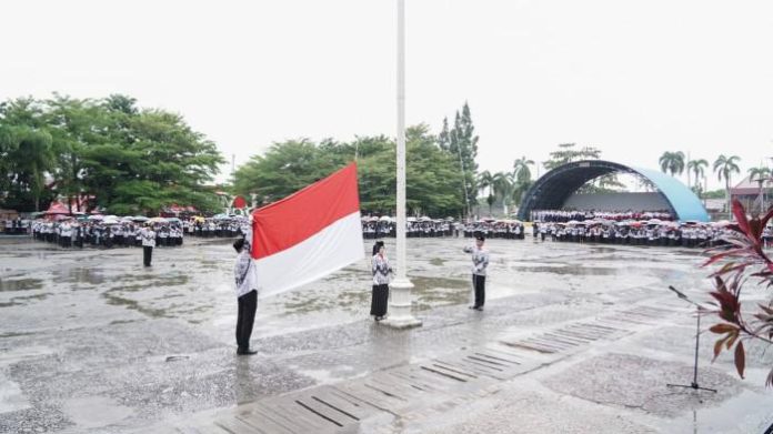 Attachment for Upacara Hari Guru Nasional Ke-80 di Pangkalpinang Tetap Khidmat Meski Diguyur Hujan Gerimis