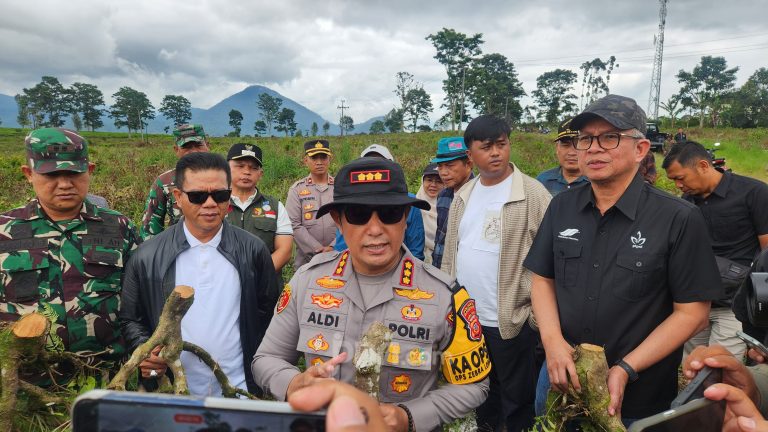 Seperti Penjahat, Petani Lari Saat Bupati Bandung Kunjungi Kebun Pangalengan