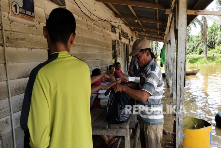 41 SPPG Sumatera Barat Bagikan 108.029 Paket Makanan untuk Korban Banjir