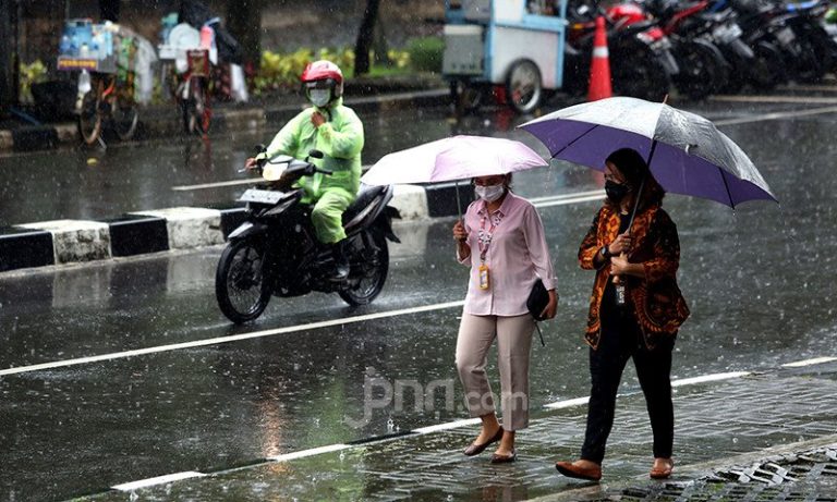 Prakiraan Cuaca Hari Ini: Hujan Mendarahi Mayoritas Kota Indonesia