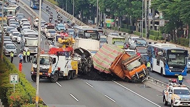 Attachment for Kecelakaan Beruntun di Jombang, Lalu Lintas Terganggu