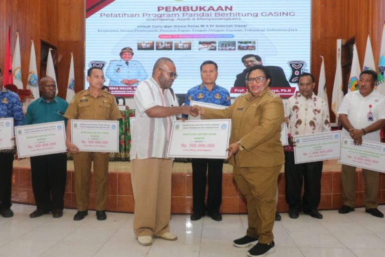 HAKLI Serahkan Piagam ke Gubernur Papua Tengah untuk Percepatan Stop BABS Dukungan UNICEF