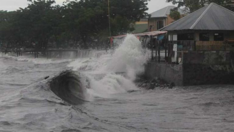 Gelombang Laut Riau Mencapai 2,5 Meter
