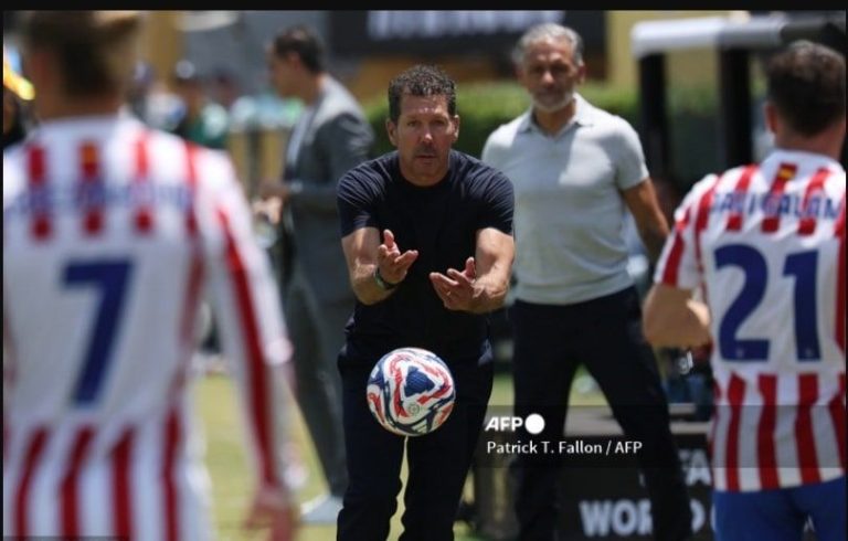 Diego Simeone Senang Hansi Flick Kepala Batu, Atletico Punya Banyak Cara Lawan Barcelona