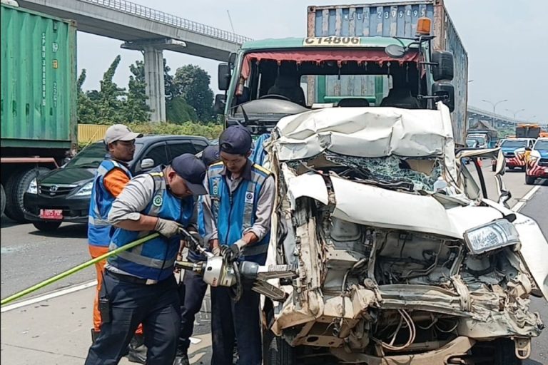 KM 12 Tol Jagorawi Heboh, Sopir Daihatsu Gran Max Terjebak Dijepit Dua Truk