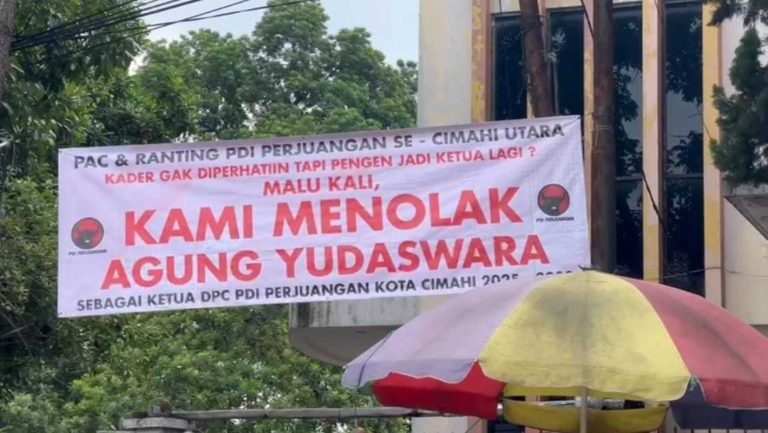 Penolakan terhadap Ketua DPC PDIP Cimahi Meroket, Spanduk Protes Menghiasi Jalan