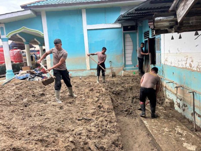 Attachment for Polda Sumut Bersihkan Masjid dan Rumah Warga, Buka Akses Sumur Bor di Batangtoru