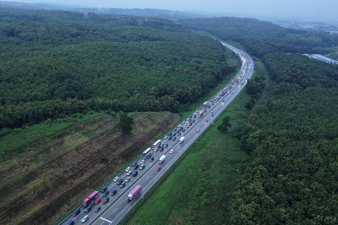 Attachment for Lalu Lintas Tol Trans Jawa Melonjak 42% Saat Arus Mudik Nataru