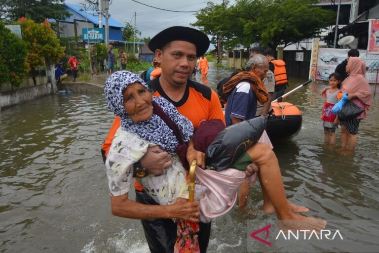 Solidaritas Berlimpah: Mualem Terima Bantuan Kemanusiaan dari Warga Malaysia untuk Korban Banjir Aceh