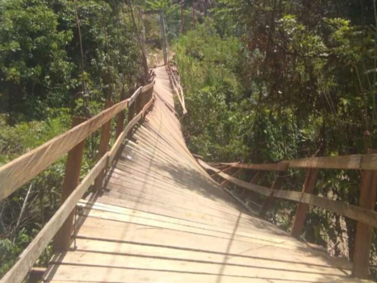 Warga Ketol Masih Melewati Jembatan Sling