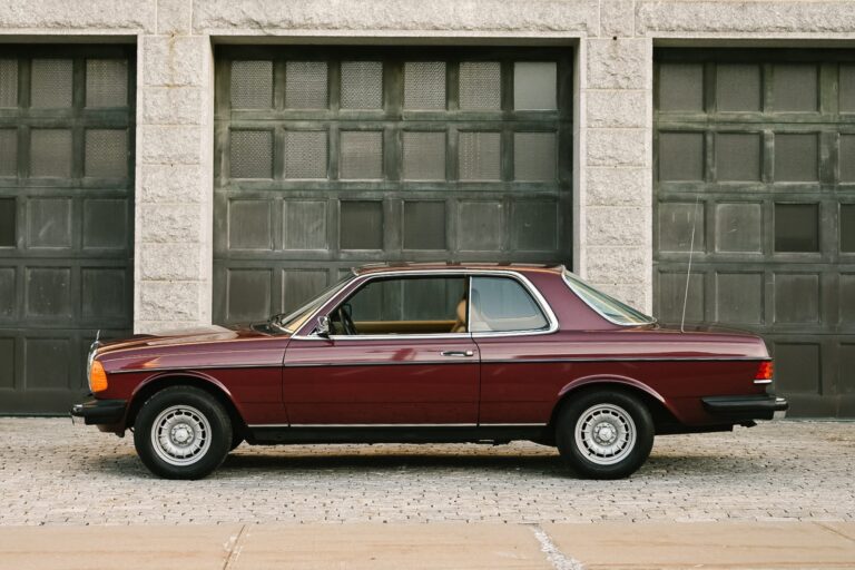 Mercedes-Benz 300 CD 1985, mobil diesel legendaris yang masih dicari kolektor di awal 2026