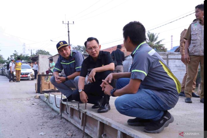 Attachment for Bupati Garut cek langsung proyek perbaikan jalan, pastikan sesuai standar nasional 40 cm