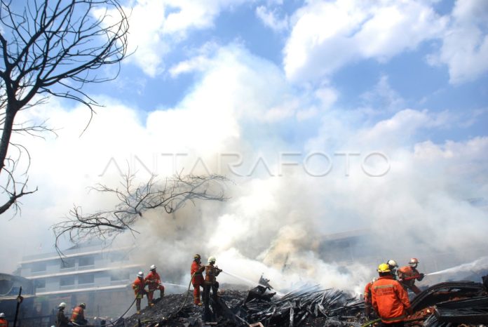 Attachment for Kronologi Kebakaran Gudang Bareng Jombang, Serbuk Kayu Percepat Api Membesar