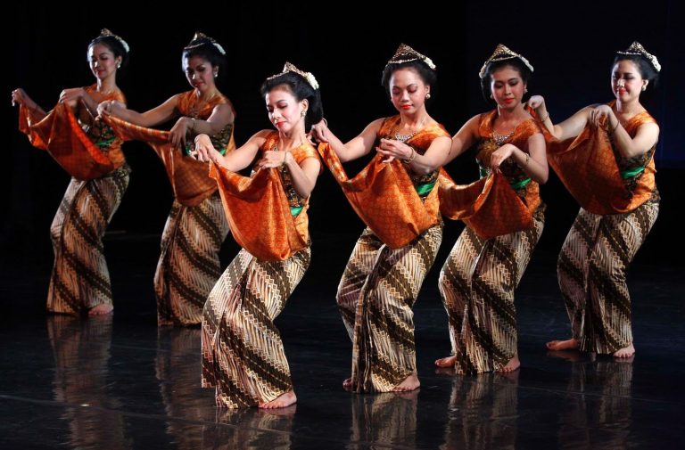 Tari Mamose Meriahkan Perayaan HUT Mamuju Tengah ke-13