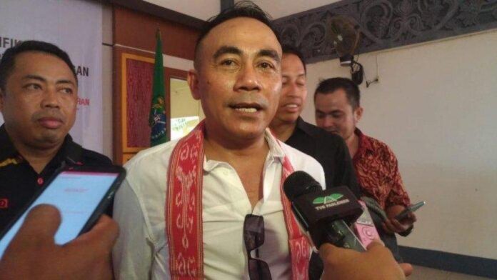 Attachment for Wagub Kalbar Ajak Dedi Mulyadi Bangun Daerah dengan APBD Rp6 Triliun: "Saya Cium Lututnya"